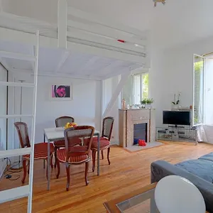 Charming Bright Studio In Luxurious 16th , Paris France